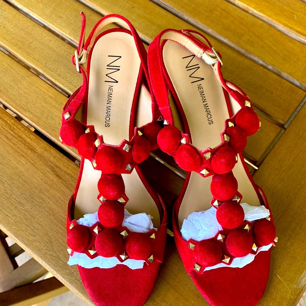 GORGEOUS NEIMAN MARCUS CHUNK HEELS IN A 7.5 NEVER WORN WITH TAG ON BOTTOM!!